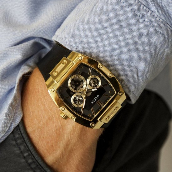 HORLOGES Dit Guess horloge heeft een goud gecoate roestvrijstalen kast met een diameter van 43mm en is voorzien van een band. In de kast bevindt zich een kwaliteitsuurwerk en afgewerkt