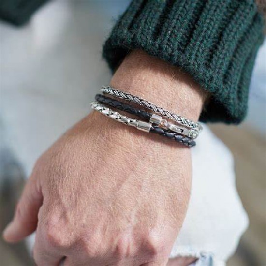 SIERADEN - Stoere nieuwe ronde wikkel armband gemaakt van sterling zilver en hoogwaardig gevlochten lamsleer. Dit unieke combineert een vlechtstructuur met een zwarte gevlochten lederen armband en kan worden