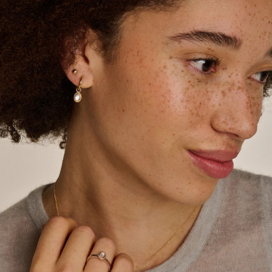 BLUSH 1239YMQ GEELGOUDEN RING MET PARELMOER EN QUARTZ