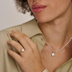 BLUSH 6096YMQ GEELGOUDEN CLIPHANGER MET PARELMOER