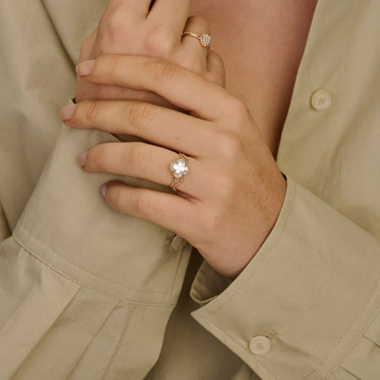 BLUSH 1272YMQ GEELGOUDEN RING MET PARELMOER EN BERGKRISTAL BLUSH 1272YMQ GEELGOUDEN RING MET PARELMOER EN BERGKRISTAL