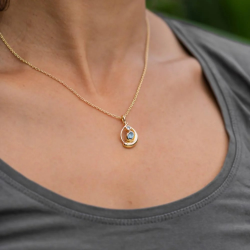 RABINOVICH 81802306 GOUD OP ZILVEREN COLLIER MET HANGER MET TOPAAS SILVER LINING