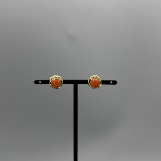 14KT GOUDEN OORKNOPPEN BLOEDKORAAL