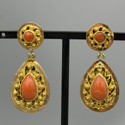 14KT GOUDEN OORHANGERS BLOEDKORAAL