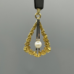 14 KARAAT GOUDEN HANGER MET CULTIVE PAREL