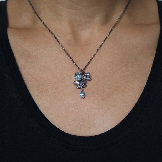 RABINOVICH 77602006 ZILVEREN COLLIER MET HANGER MET TOPAAS GLOWING LEAVES