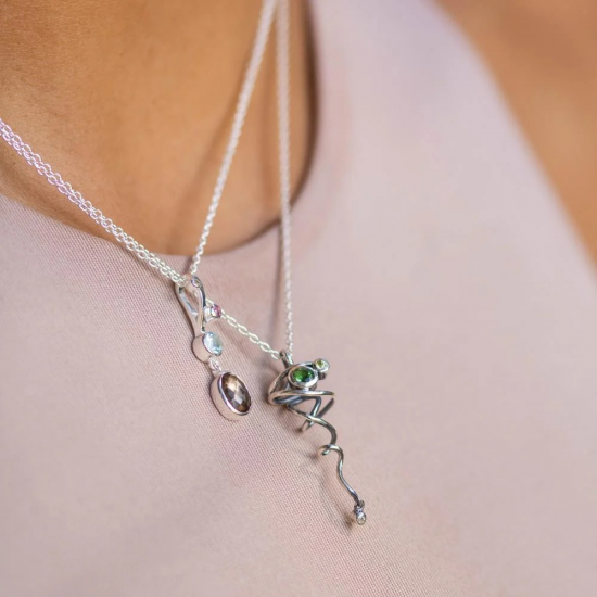 RABINOVICH 79002024 ZILVEREN COLLIER MET HANGER MET GROENE KWARTS CURLICUE