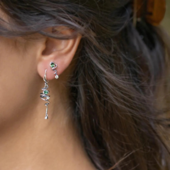 RABINOVICH 79004024 ZILVEREN OORHANGERS MET GROENE KWARTS CURLICUE