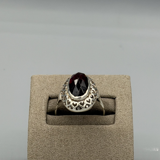 ZILVEREN RING MET GRANAAT