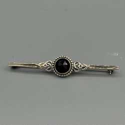 ZILVEREN BROCHE MET GRANAAT