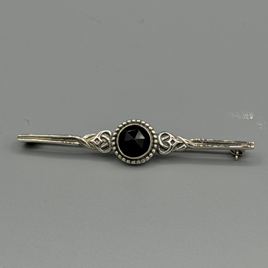 ZILVEREN BROCHE MET GRANAAT