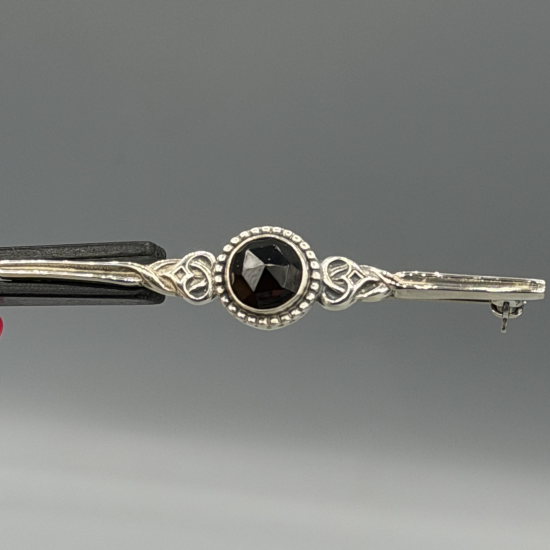 ZILVEREN BROCHE MET GRANAAT