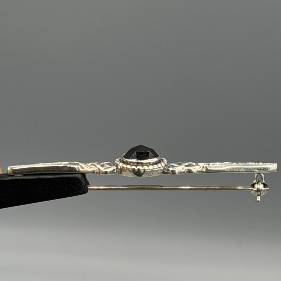 ZILVEREN BROCHE MET GRANAAT