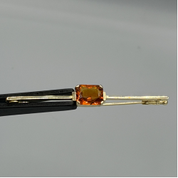 14KT GOUDEN BROCHE MET PADAPARADSCHA SAFFIER