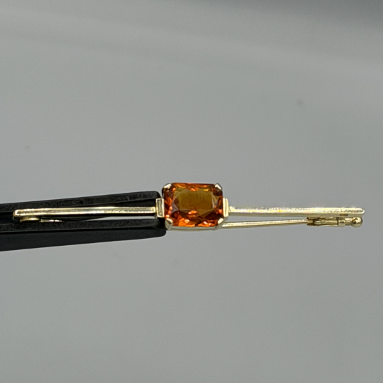 14KT GOUDEN BROCHE MET PADAPARADSCHA SAFFIER