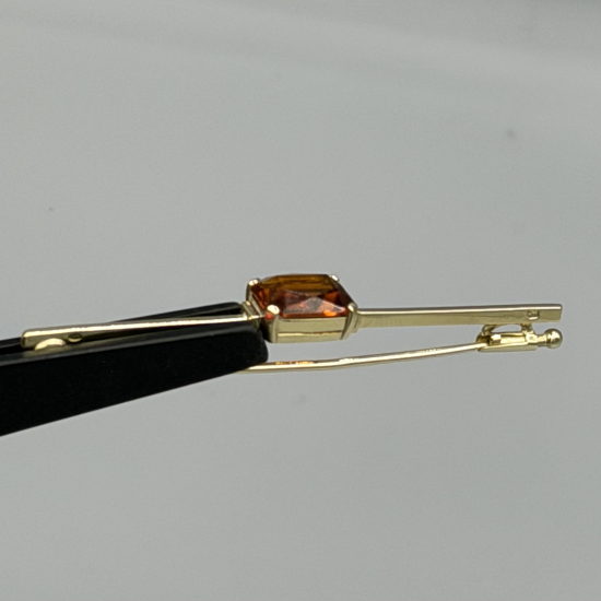 14KT GOUDEN BROCHE MET PADAPARADSCHA SAFFIER