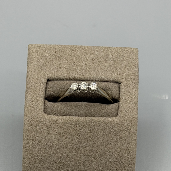 WITGOUDEN RING MET DIAMANT
