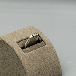 WITGOUDEN RING MET DIAMANT