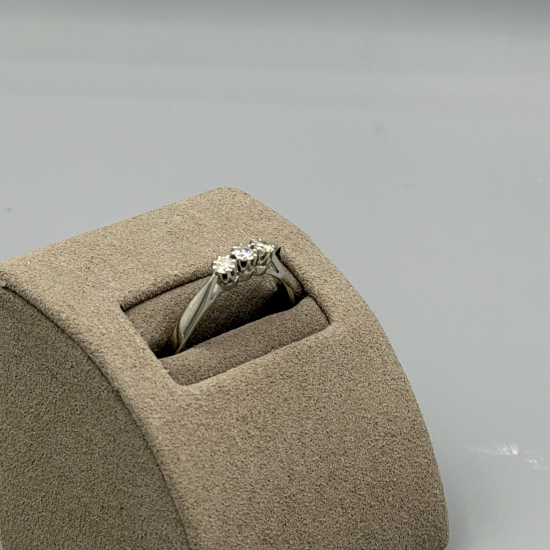 WITGOUDEN RING MET DIAMANT