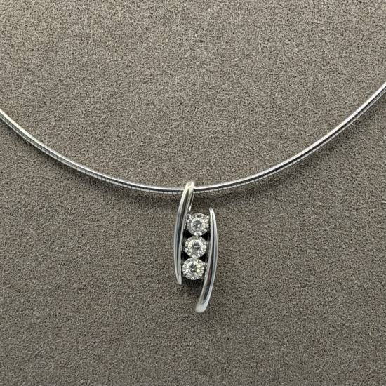Witgouden Omega Collier met Diamant Hanger