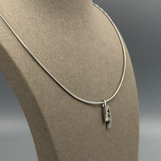 Witgouden Omega Collier met Diamant Hanger
