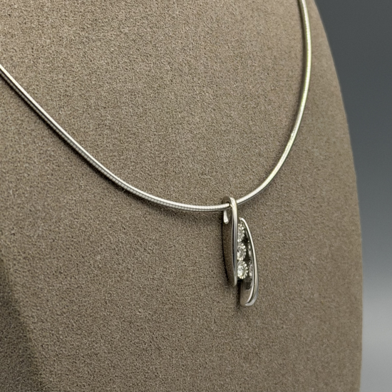Witgouden Omega Collier met Diamant Hanger