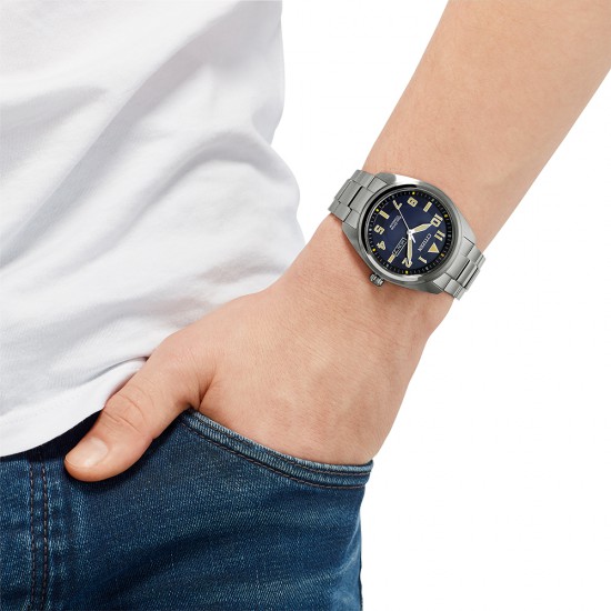HORLOGES - Citizen BM8560-88LE herenhorloge. Een sportief horloge met een  kast en band van TI+IP Super Titanium en een blauwe wijzerplaat. Dit Citizen  horloge is voorzien van Eco-drive techniek, waardoor u nooit