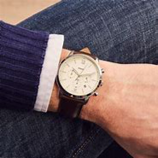 SALE - Dit Fossil Neutra Chrono FS5380 herenhorloge heeft een stoere, maar  ook een klassieke kant. De stoere kant van het horloge is de zilver  kleurige kast. De elegante kast gecombineerd met